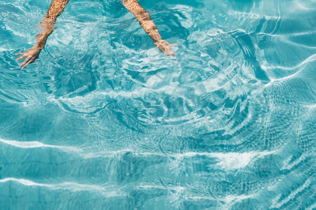 Foto grátis pernas de pessoa na piscina