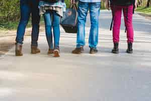 Foto grátis pernas de quatro turistas a pé