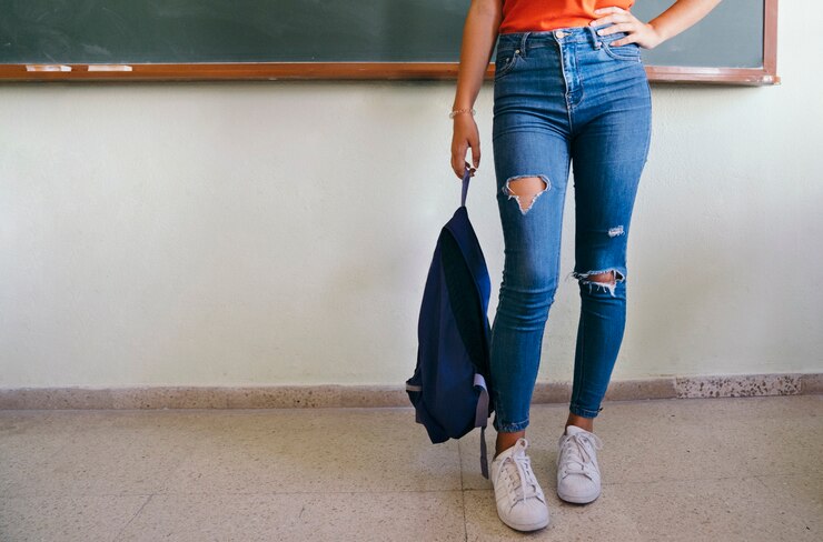 Foto grátis pernas e mochila do estudante