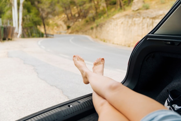 Foto grátis pernas femininas fora do compartimento de bagagem de carro