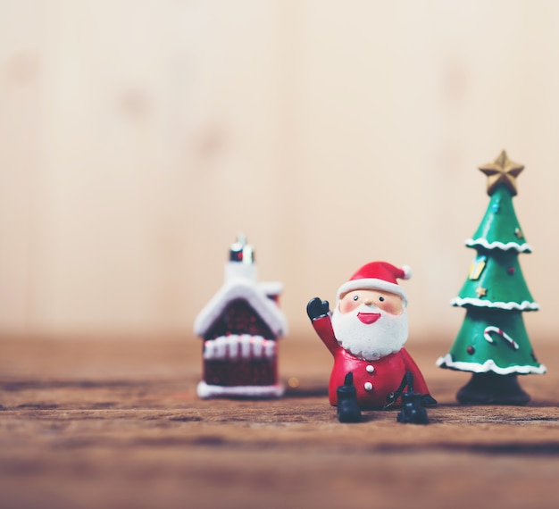 personagem de Papai Noel ao lado de uma árvore de Natal