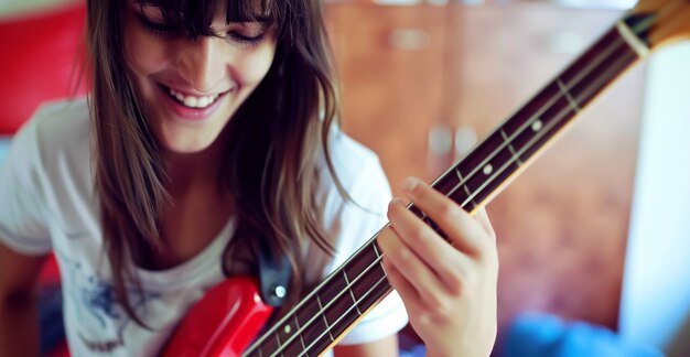 Personagem tocando guitarra elétrica