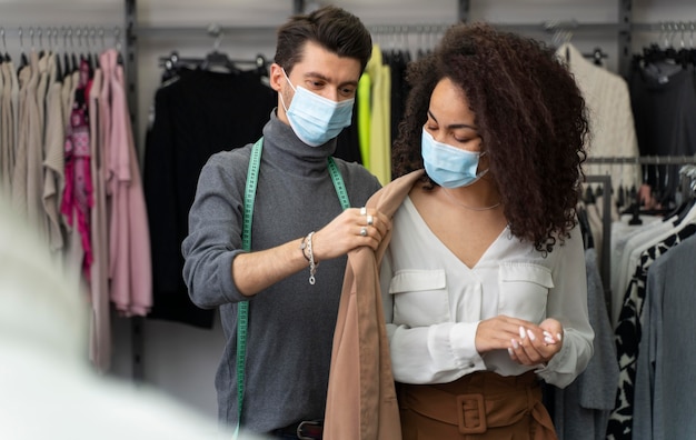 Foto grátis personal shopper ajudando o cutomer a escolher as roupas