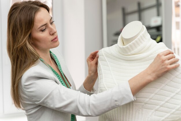 Personal shopper medindo roupas