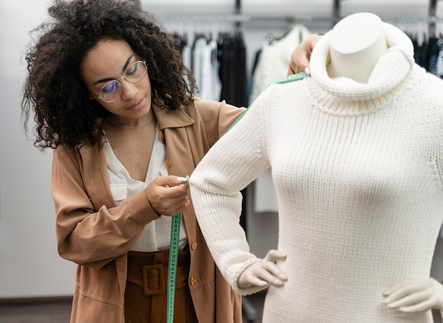 Personal shopper medindo roupas