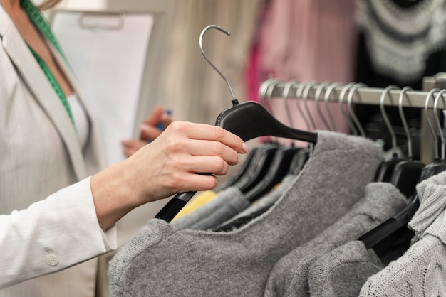 Foto grátis personal shopper na loja trabalhando