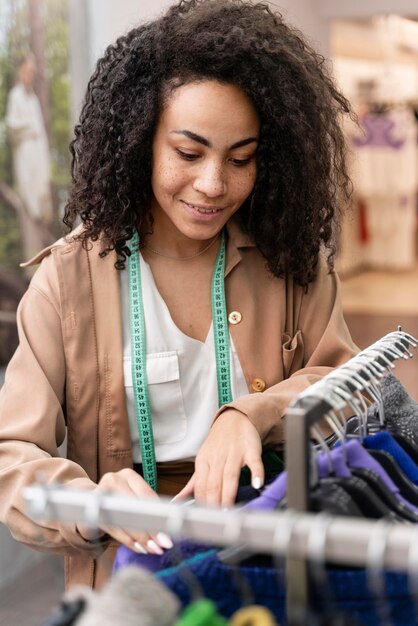 Personal shopper na loja trabalhando