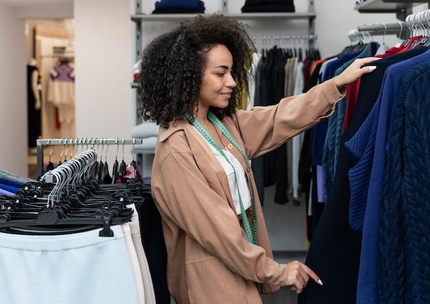 Foto grátis personal shopper na loja trabalhando