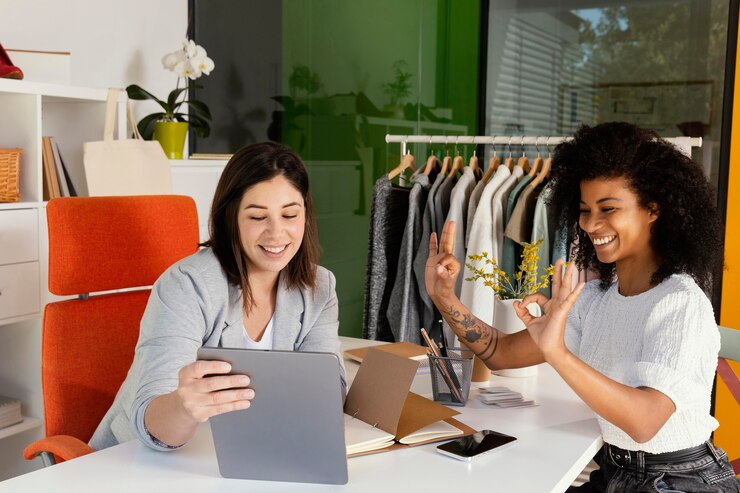 Foto grátis personal shopper no escritório com o cliente