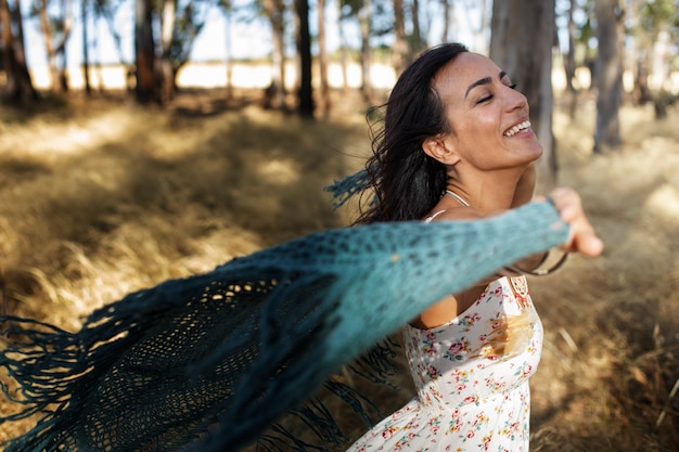 Foto grátis personalidades boêmias se aventurando juntas