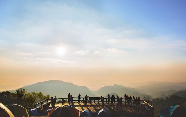 Foto grátis perspectiva bela vista da montanha com pessoas em forma de silhueta lotada em doi ang khang chaing mai tailândia