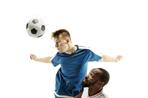 Perto de homens emocionais jogando futebol, acertando a bola com a cabeça isolada na parede branca. futebol, esporte, expressão facial, conceito de emoções humanas. copyspace. lute pelo gol.