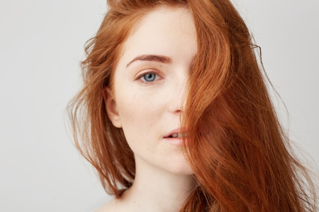 Foto grátis perto de jovem concurso garota bonita com cabelo vermelho.