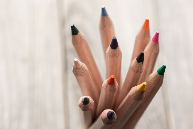 Perto de lápis de cor para desenhar no espaço da cópia de superfície desfocada