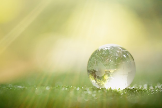 Perto do planeta verde em suas mãos. Salve a terra.