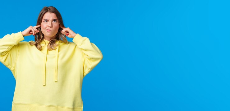 Foto grátis perturbada e incomodada jovem loira com expressão irritada fazendo careta fervendo de aborrecimento