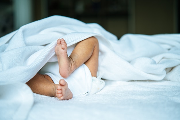 Pés de bebê recém-nascido em um cobertor branco