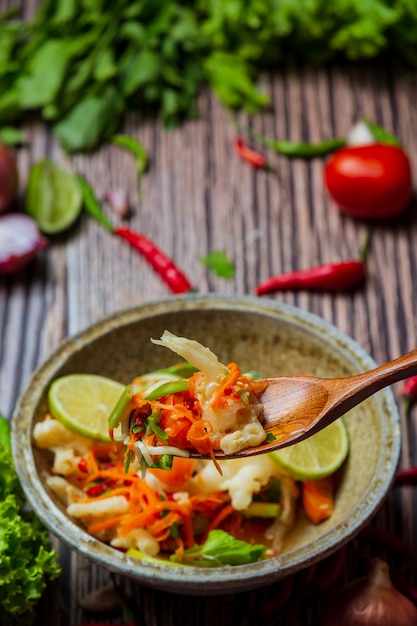 Foto grátis pés misturados do vegetal e da galinha, salada picante tailandesa.