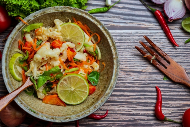 Pés misturados do vegetal e da galinha, salada picante tailandesa.