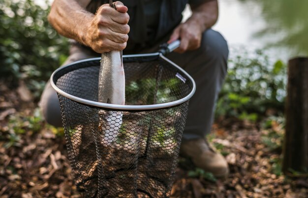 Pescador, com, um, freshly, pegado, peixe