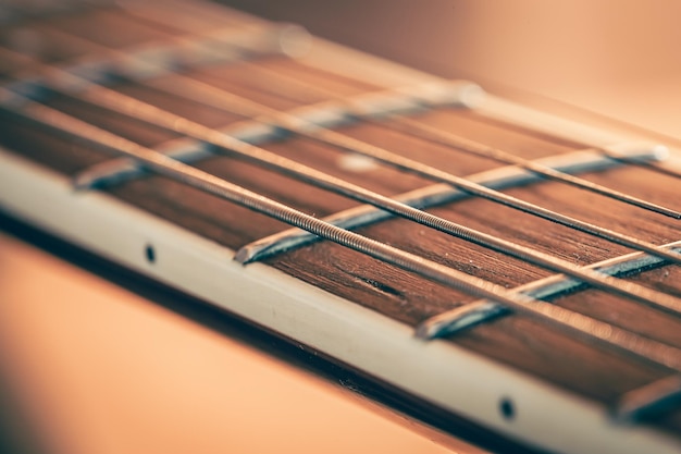 Foto grátis pescoço de guitarra com uma macrofotografia de corda de metal