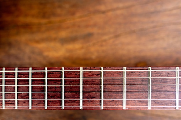 Pescoço de uma guitarra elétrica no piso de madeira