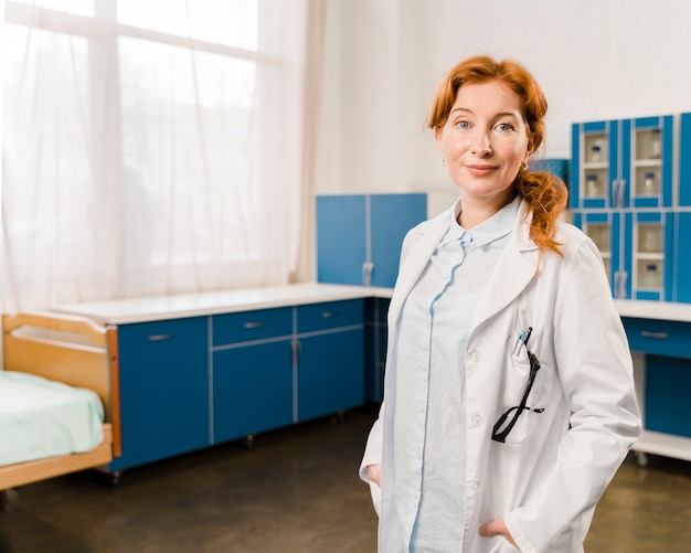 Foto grátis pesquisador da jovem mulher em seu laboratório