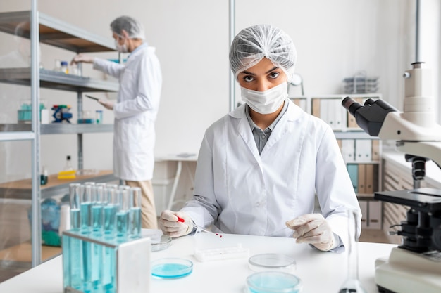 Pesquisador de tiro médio em laboratório