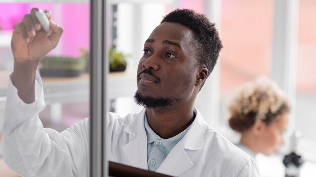 Pesquisador masculino com tablet no laboratório de biotecnologia