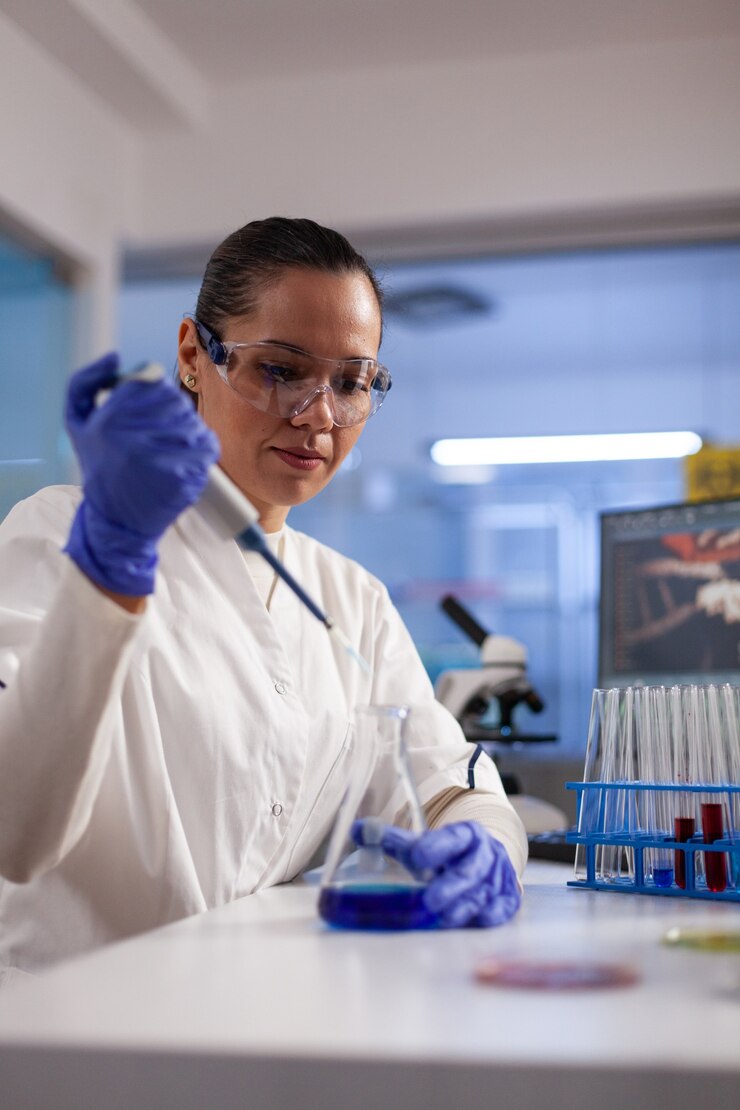Foto grátis pesquisador médico derramando líquido em vidraria médica usando micropipeta, analisando a experiência da vacina contra o coronavírus. médico especialista biólogo atuando em laboratório de farmacologia hospitalar