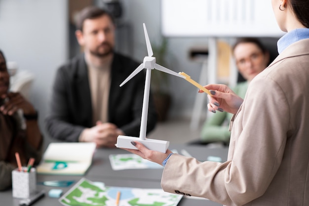 Foto grátis pesquisadores em busca de fontes alternativas de energia