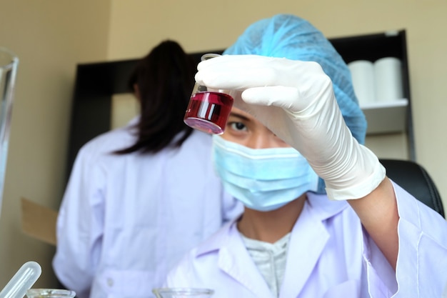 Foto grátis pesquisando em laboratório