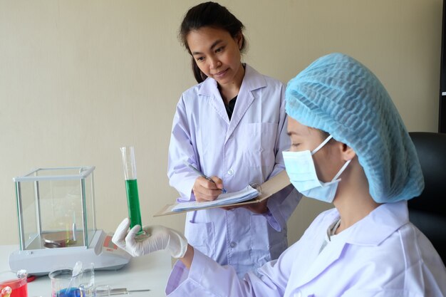 Pesquisando em laboratório