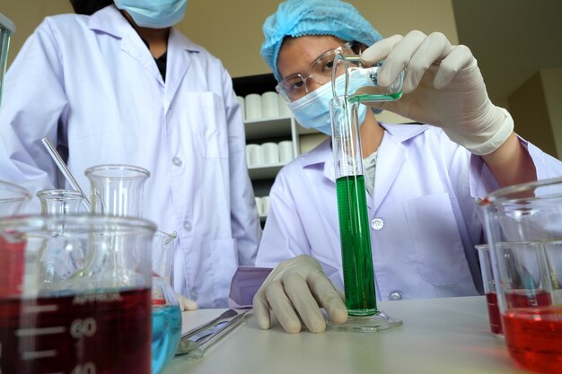 Pesquisando em laboratório