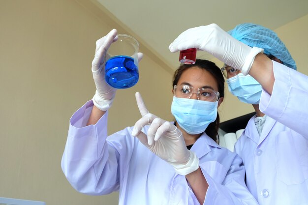 Pesquisando em laboratório