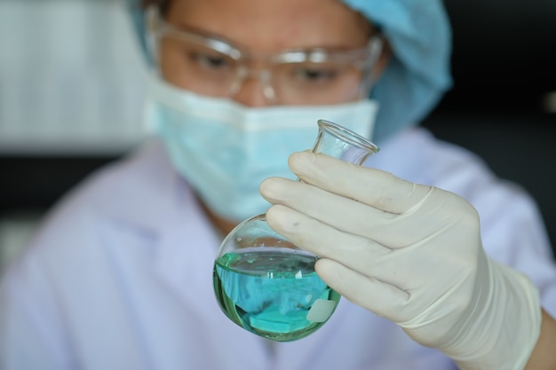 Pesquisando em laboratório