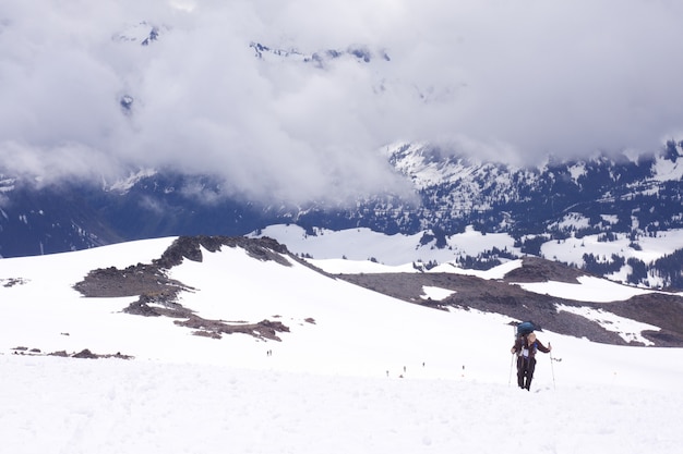 Pessoa a passear no Parque Nacional Mount Rainier durante o inverno