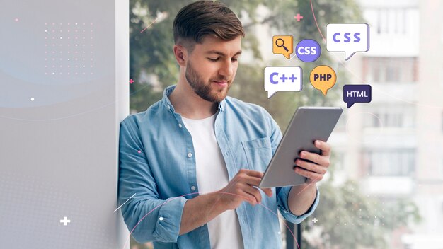 Pessoa a trabalhar em html no computador