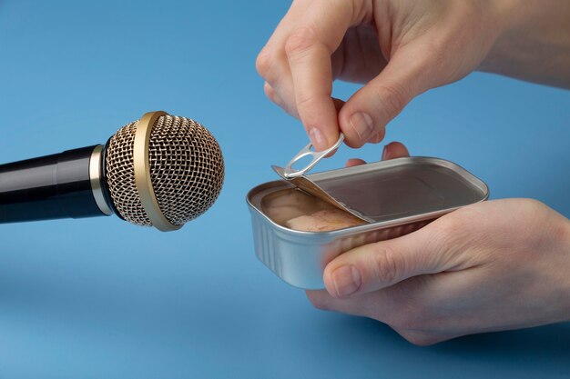 Pessoa abrindo lata perto do microfone para asmr