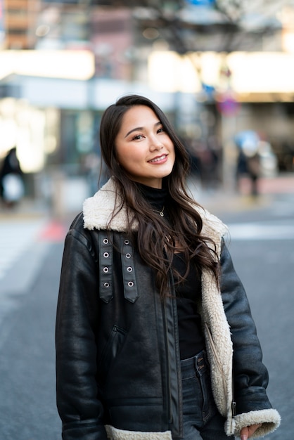 Foto grátis pessoa adolescente do japão se divertindo na cidade