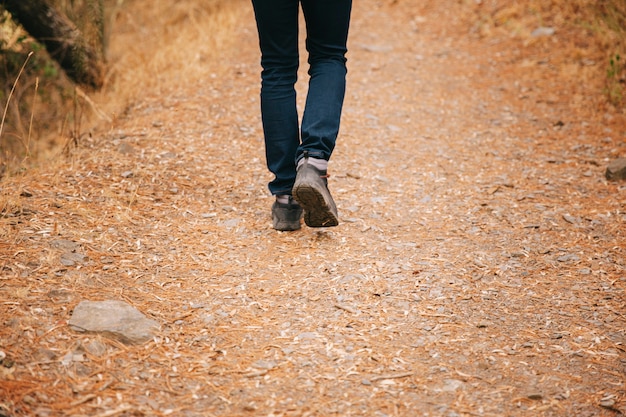 Pessoa andando na natureza