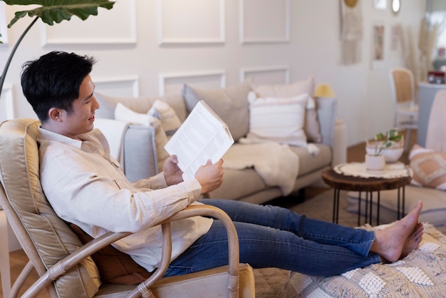 Pessoa aproveitando o tempo relaxante em casa