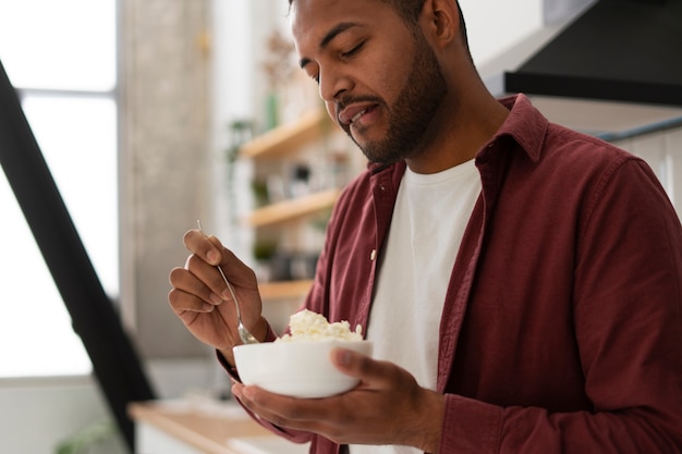 Foto grátis pessoa autêntica comendo queijo fresco