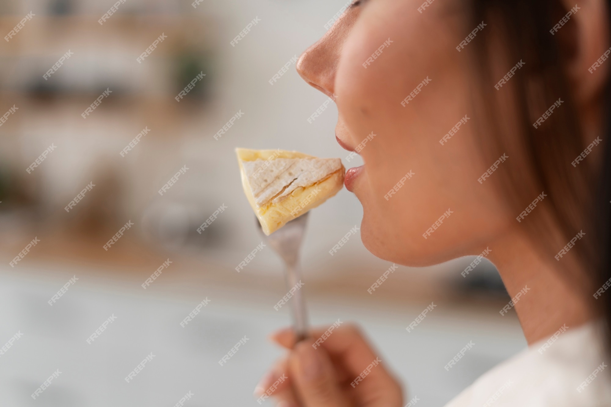 Retrato Da Menina Apaixonado Que Come O Bacon Do Queijo Imagem de Stock -  Imagem de adulto, forma: 56160175