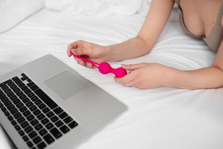 Foto grátis pessoa com brinquedo sexual na cama