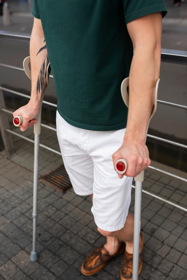 Foto grátis pessoa com deficiência viajando na cidade