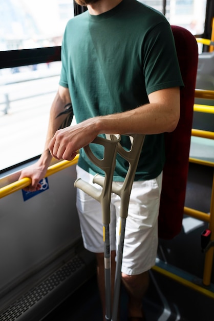 Foto grátis pessoa com deficiência viajando na cidade