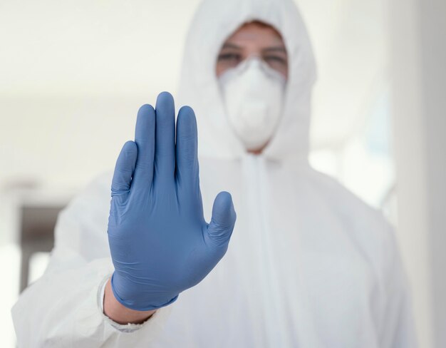 Pessoa com máscara médica usando equipamento de proteção contra risco biológico