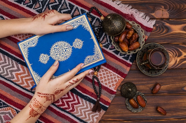 Pessoa, com, mehndi, segurando, quran, perto, xícara chá