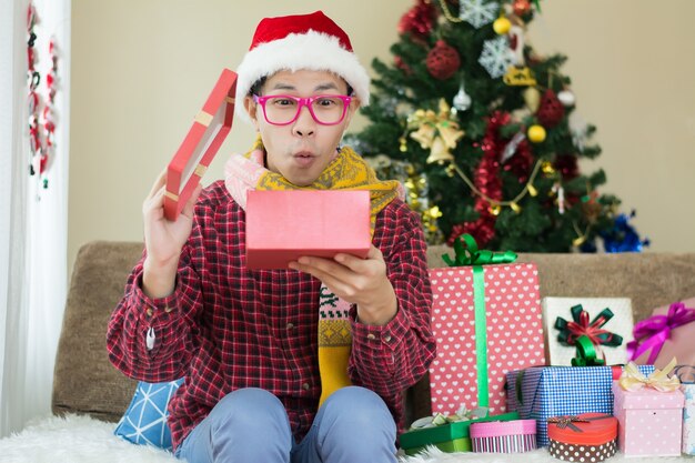 Pessoa com muitas caixas presentes sentado em casa